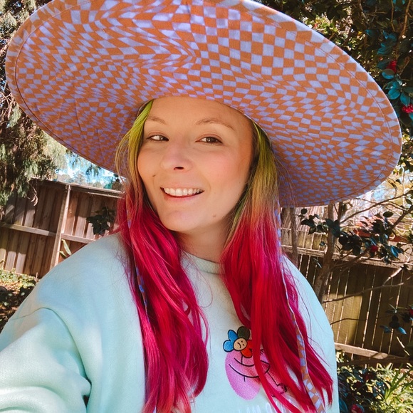 Meet your Posher, Lucy - Picture 1 of 2